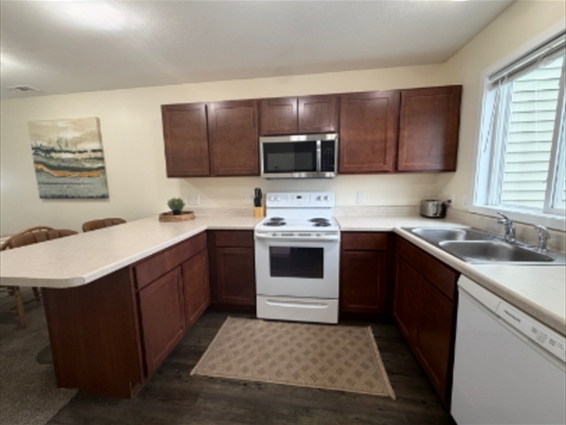 3900 Vale Drive, Traverse City, Michigan 49686, 2 Bedrooms Bedrooms, 0 ,1.5 BathroomsBathrooms,House,Holiday Village Townhomes,3900 Vale Drive,0,3128